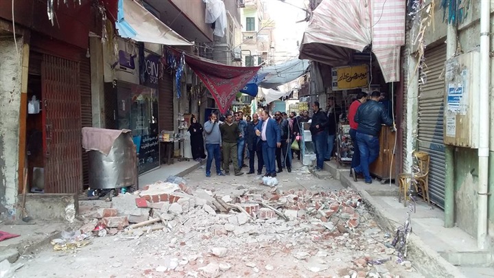 بالصور.. إزالة عقار آيل للسقوط بعد إخلائه من السكان في كفر الشيخ