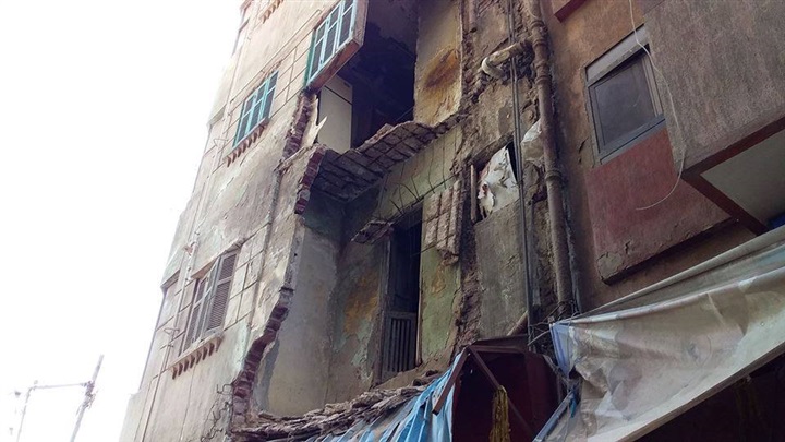 بالصور.. إزالة عقار آيل للسقوط بعد إخلائه من السكان في كفر الشيخ