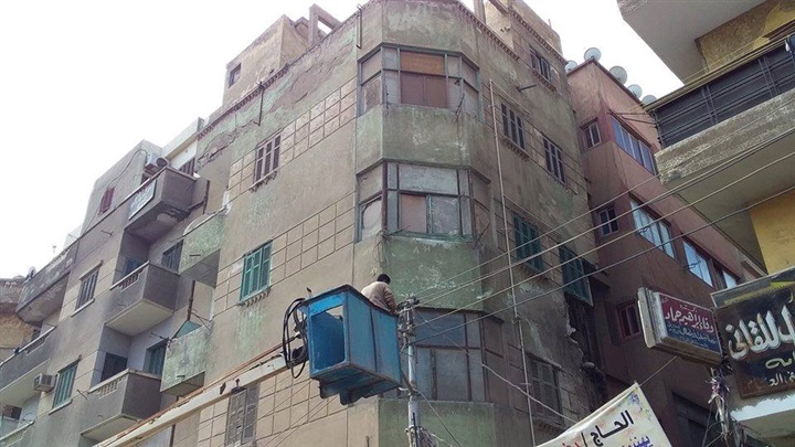بالصور.. إزالة عقار آيل للسقوط بعد إخلائه من السكان في كفر الشيخ