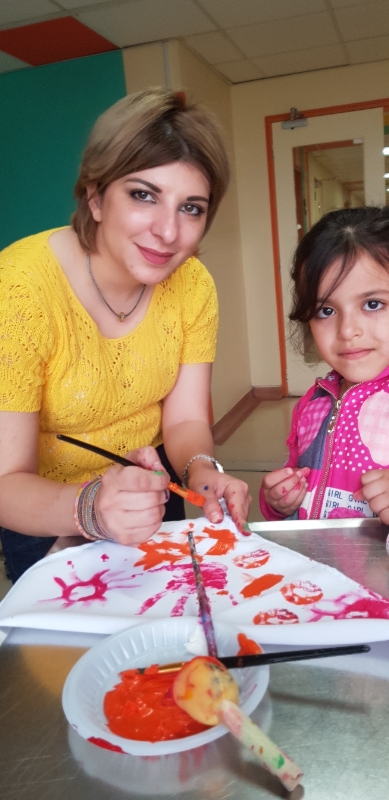 أسماء اليوسف بألوان الطيف ترسم البهجة على وجوه أطفال مرضى السرطان أسماء اليوسف بألوان الطيف ترسم البهجة على وجوه أطفال مرضى السرطان