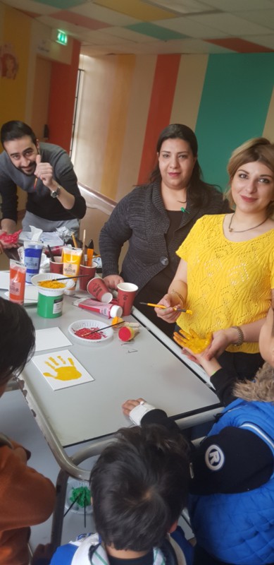 أسماء اليوسف بألوان الطيف ترسم البهجة على وجوه أطفال مرضى السرطان أسماء اليوسف بألوان الطيف ترسم البهجة على وجوه أطفال مرضى السرطان