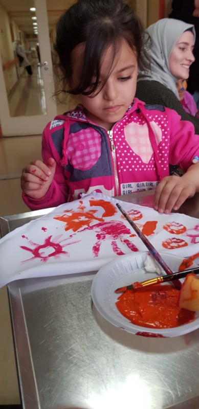 أسماء اليوسف بألوان الطيف ترسم البهجة على وجوه أطفال مرضى السرطان أسماء اليوسف بألوان الطيف ترسم البهجة على وجوه أطفال مرضى السرطان