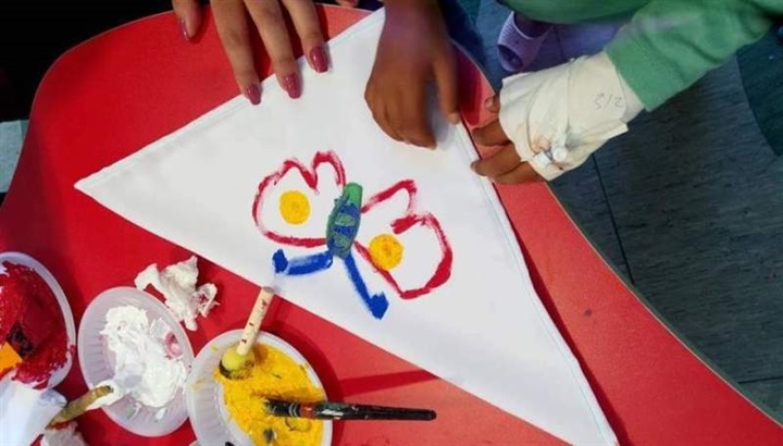 أسماء اليوسف بألوان الطيف ترسم البهجة على وجوه أطفال مرضى السرطان أسماء اليوسف بألوان الطيف ترسم البهجة على وجوه أطفال مرضى السرطان