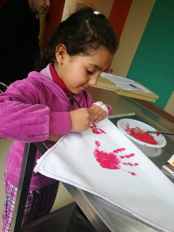 أسماء اليوسف بألوان الطيف ترسم البهجة على وجوه أطفال مرضى السرطان أسماء اليوسف بألوان الطيف ترسم البهجة على وجوه أطفال مرضى السرطان