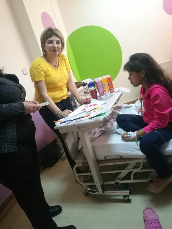 أسماء اليوسف بألوان الطيف ترسم البهجة على وجوه أطفال مرضى السرطان أسماء اليوسف بألوان الطيف ترسم البهجة على وجوه أطفال مرضى السرطان