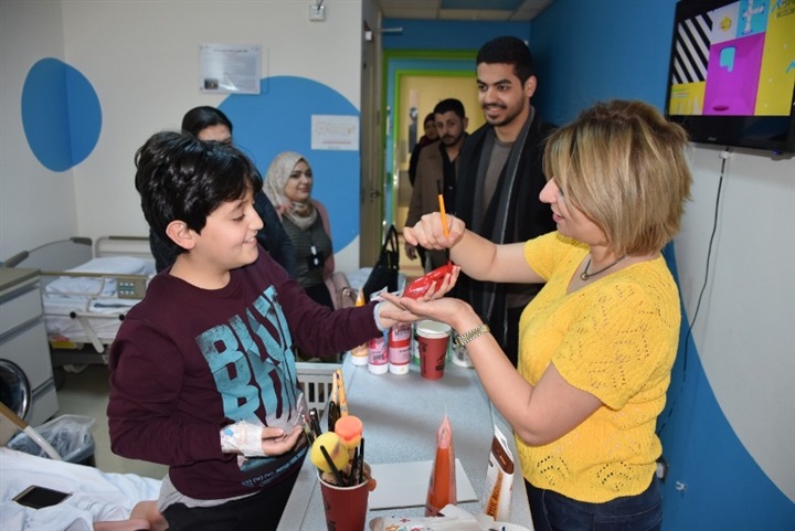 أسماء اليوسف بألوان الطيف ترسم البهجة على وجوه أطفال مرضى السرطان أسماء اليوسف بألوان الطيف ترسم البهجة على وجوه أطفال مرضى السرطان