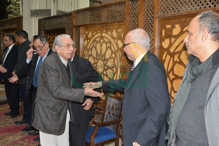 بالصور.. عزت العلايلي ومحمود حميدة ويحي الفخراني يشاركون عزاء مدير التصوير محسن نصر