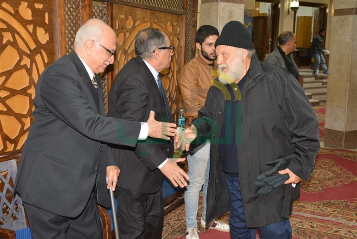 بالصور.. عزت العلايلي ومحمود حميدة ويحي الفخراني يشاركون عزاء مدير التصوير محسن نصر