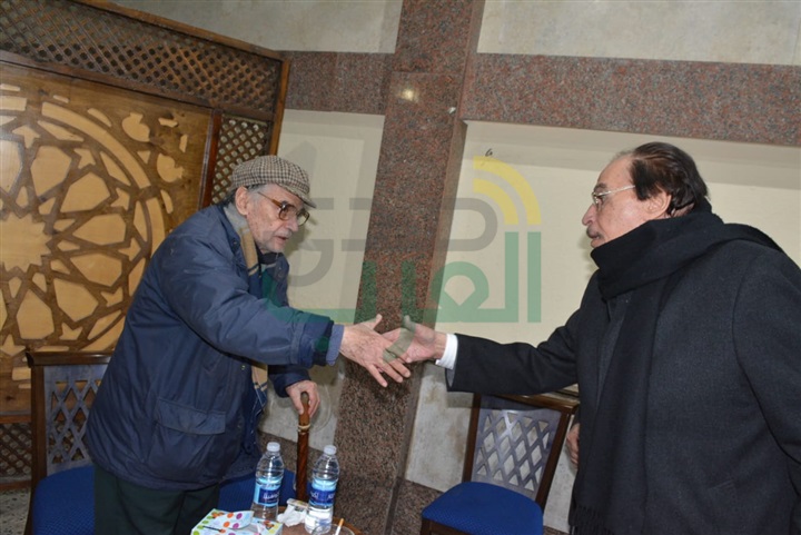 بالصور.. عزت العلايلي ومحمود حميدة ويحي الفخراني يشاركون عزاء مدير التصوير محسن نصر