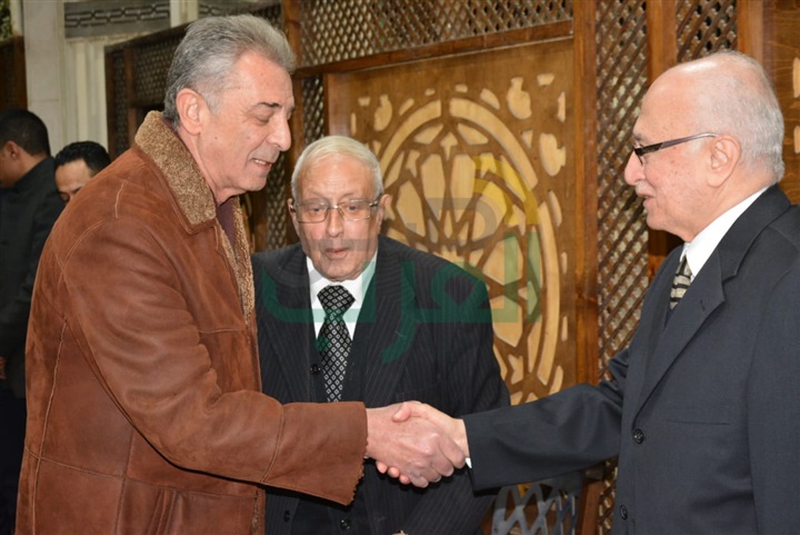 بالصور.. عزت العلايلي ومحمود حميدة ويحي الفخراني يشاركون عزاء مدير التصوير محسن نصر