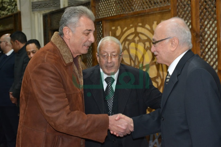 بالصور.. عزت العلايلي ومحمود حميدة ويحي الفخراني يشاركون عزاء مدير التصوير محسن نصر