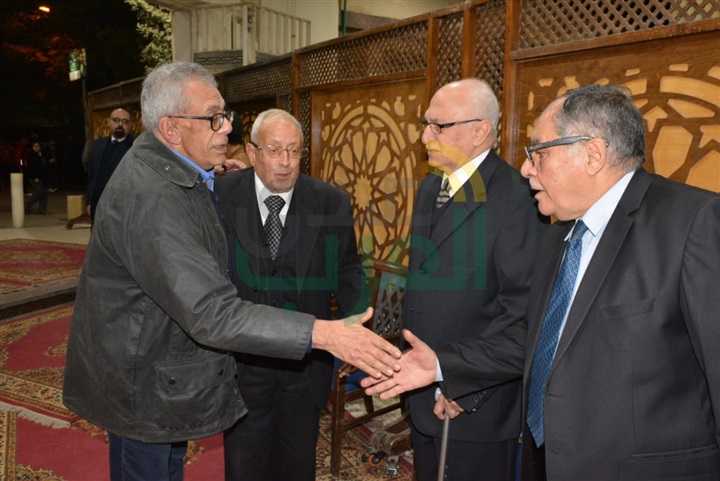 بالصور.. عزت العلايلي ومحمود حميدة ويحي الفخراني يشاركون عزاء مدير التصوير محسن نصر