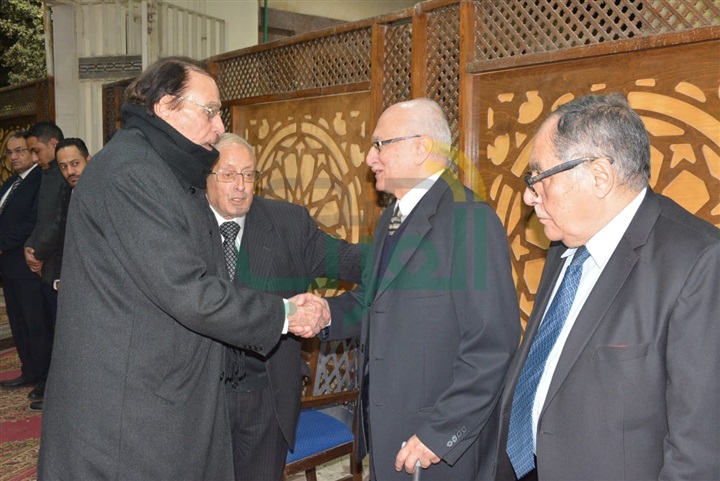 بالصور.. عزت العلايلي ومحمود حميدة ويحي الفخراني يشاركون عزاء مدير التصوير محسن نصر