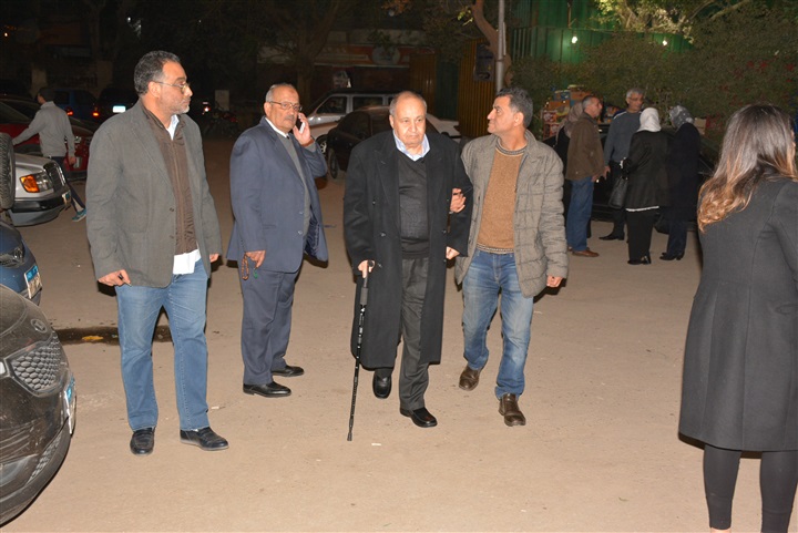 بالصور.. عزت العلايلي ومحمود حميدة ويحي الفخراني يشاركون عزاء مدير التصوير محسن نصر