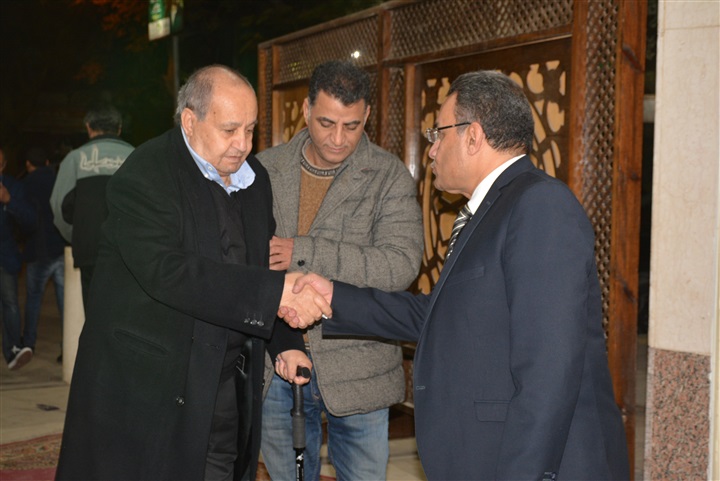 بالصور.. عزت العلايلي ومحمود حميدة ويحي الفخراني يشاركون عزاء مدير التصوير محسن نصر