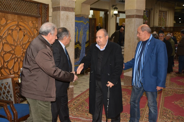 بالصور.. عزت العلايلي ومحمود حميدة ويحي الفخراني يشاركون عزاء مدير التصوير محسن نصر