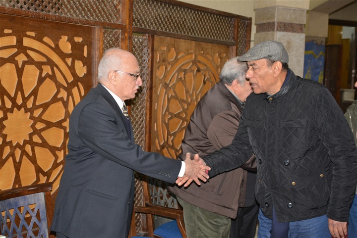 بالصور.. عزت العلايلي ومحمود حميدة ويحي الفخراني يشاركون عزاء مدير التصوير محسن نصر