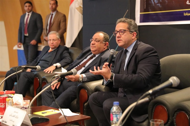 وزير الاثار يلقي محاضرة بجامعه حلوان بعنوان (الاثارالمصريه بين الاكتشافات الحديثه والمشروعات الكبرى) 