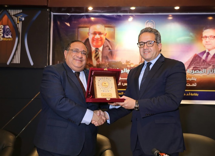 وزير الاثار يلقي محاضرة بجامعه حلوان بعنوان (الاثارالمصريه بين الاكتشافات الحديثه والمشروعات الكبرى) 