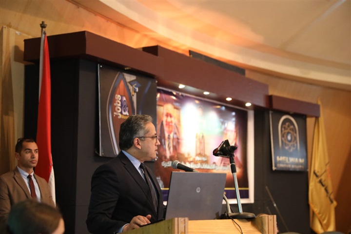 وزير الاثار يلقي محاضرة بجامعه حلوان بعنوان (الاثارالمصريه بين الاكتشافات الحديثه والمشروعات الكبرى) 