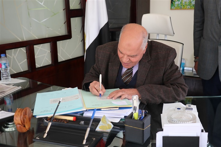 "الزناتي" يوقع أول شيكات زيادة الميزة التأمينية لصندوق الزمالة   