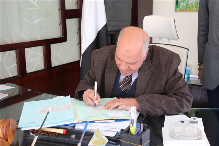 "الزناتي" يوقع أول شيكات زيادة الميزة التأمينية لصندوق الزمالة   