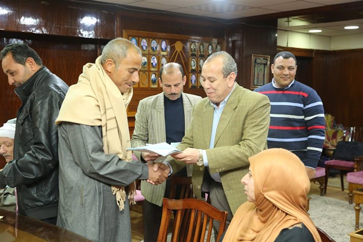 محافظ كفر الشيخ يسلم 5 عقود تقنين أراضي أملاك الدولة 