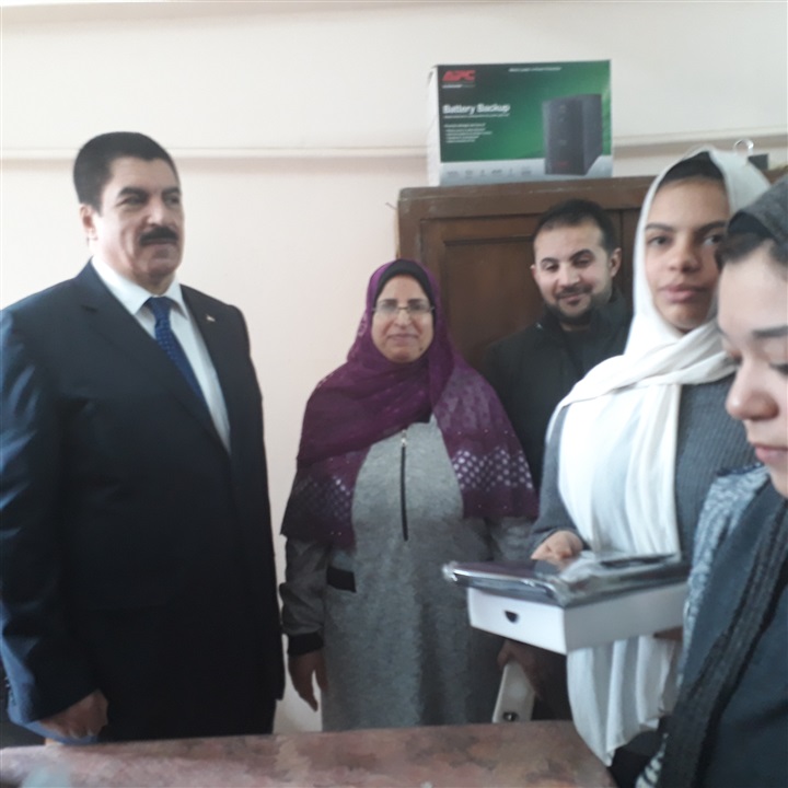 بالصور.. محافظ القليوبية يسلم التابلت على الطلاب 