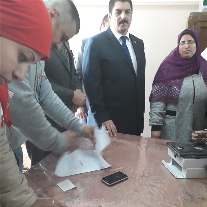 بالصور.. محافظ القليوبية يسلم التابلت على الطلاب 