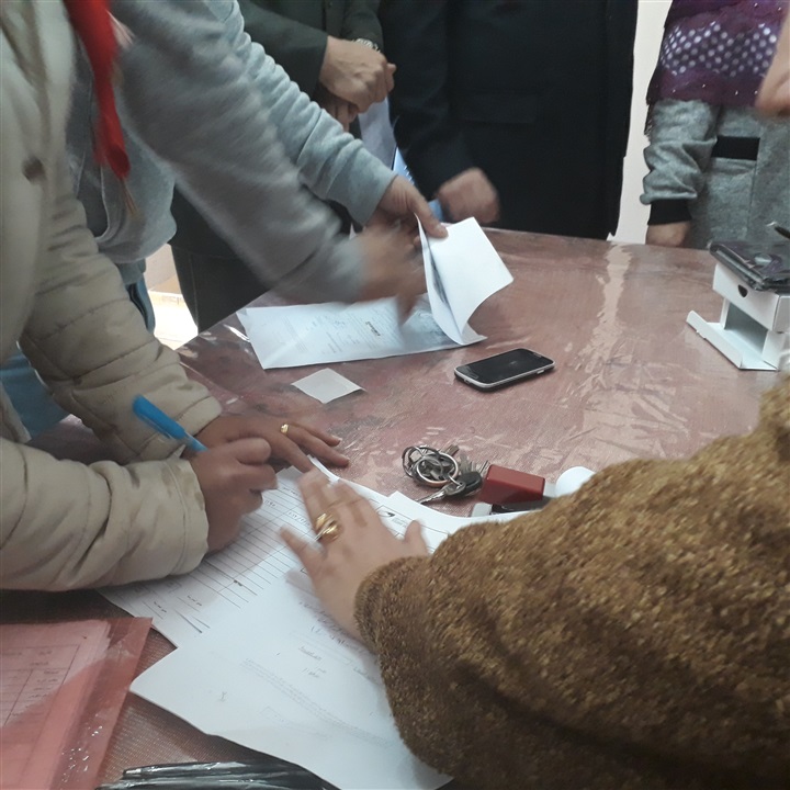 بالصور.. محافظ القليوبية يسلم التابلت على الطلاب 