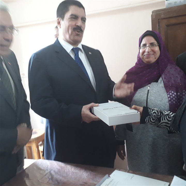 بالصور.. محافظ القليوبية يسلم التابلت على الطلاب 