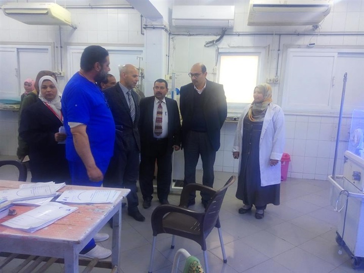 وكيل وزارة الصحة بالشرقية يتفقد القافلة الجراحية بمستشفى مشتول السوق 