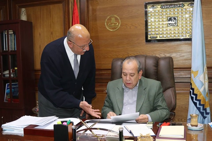 بالصور.. محافظ كفر الشيخ يعتمد 24 محضر تقنين أراضي املاك الدولة