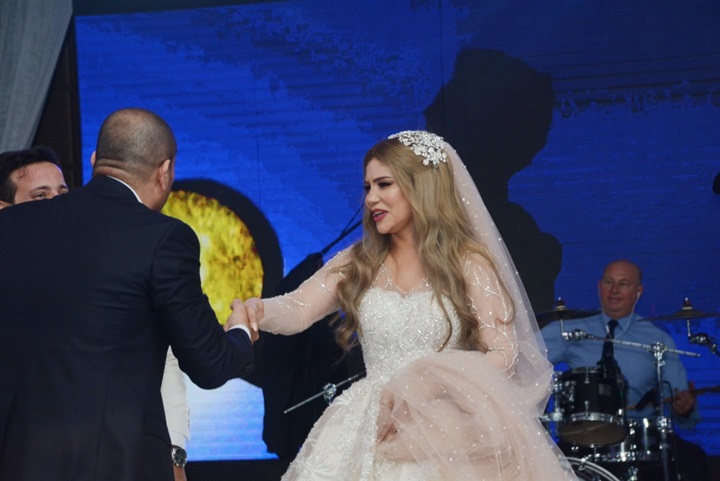 بالصور..عمرو دياب يحيي فرح الفائزين بمسابقة فودافون بالصور..عمرو دياب يحيي فرح الفائزين بمسابقة فودافون
