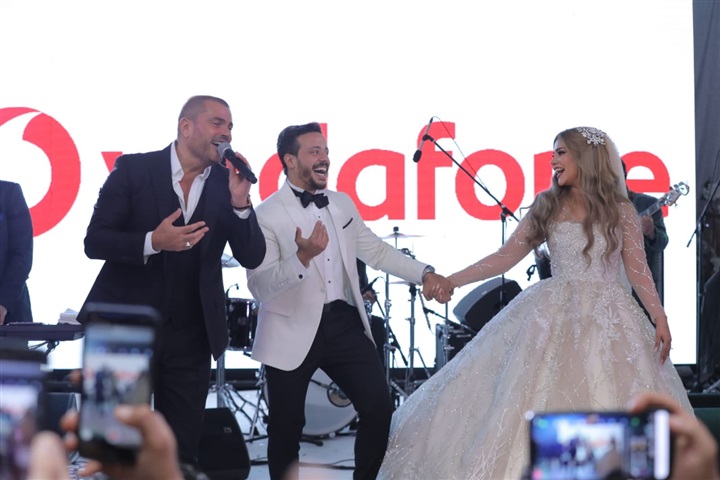 بالصور..عمرو دياب يحيي فرح الفائزين بمسابقة فودافون بالصور..عمرو دياب يحيي فرح الفائزين بمسابقة فودافون