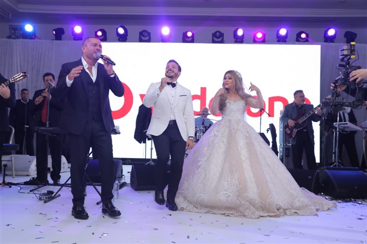 بالصور..عمرو دياب يحيي فرح الفائزين بمسابقة فودافون بالصور..عمرو دياب يحيي فرح الفائزين بمسابقة فودافون