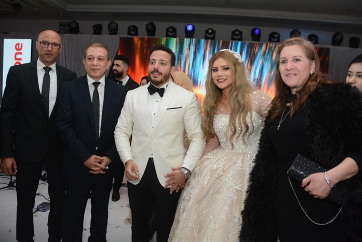 بالصور..عمرو دياب يحيي فرح الفائزين بمسابقة فودافون بالصور..عمرو دياب يحيي فرح الفائزين بمسابقة فودافون