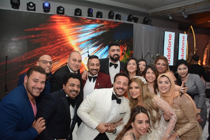 بالصور..عمرو دياب يحيي فرح الفائزين بمسابقة فودافون بالصور..عمرو دياب يحيي فرح الفائزين بمسابقة فودافون