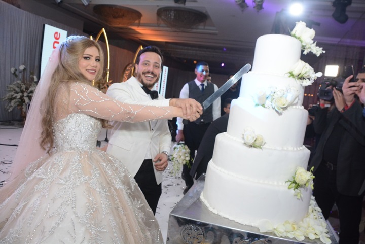 بالصور..عمرو دياب يحيي فرح الفائزين بمسابقة فودافون بالصور..عمرو دياب يحيي فرح الفائزين بمسابقة فودافون