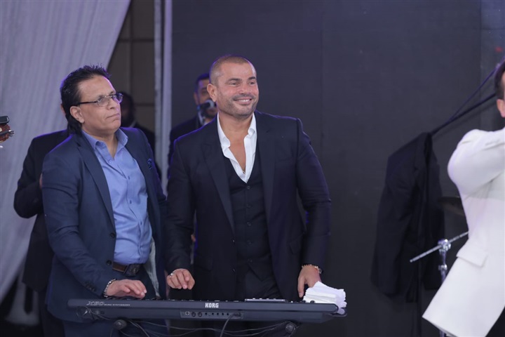 بالصور..عمرو دياب يحيي فرح الفائزين بمسابقة فودافون بالصور..عمرو دياب يحيي فرح الفائزين بمسابقة فودافون
