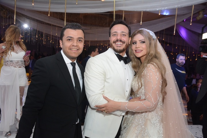 بالصور..عمرو دياب يحيي فرح الفائزين بمسابقة فودافون بالصور..عمرو دياب يحيي فرح الفائزين بمسابقة فودافون
