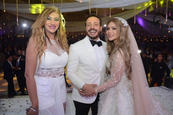 بالصور..عمرو دياب يحيي فرح الفائزين بمسابقة فودافون بالصور..عمرو دياب يحيي فرح الفائزين بمسابقة فودافون