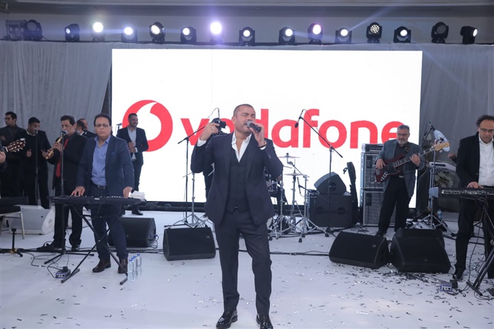 بالصور..عمرو دياب يحيي فرح الفائزين بمسابقة فودافون بالصور..عمرو دياب يحيي فرح الفائزين بمسابقة فودافون