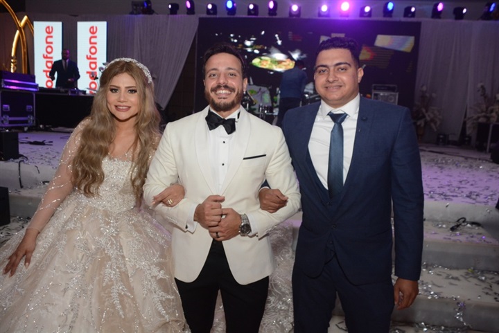 بالصور..عمرو دياب يحيي فرح الفائزين بمسابقة فودافون بالصور..عمرو دياب يحيي فرح الفائزين بمسابقة فودافون