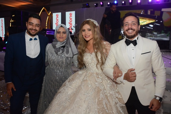 بالصور..عمرو دياب يحيي فرح الفائزين بمسابقة فودافون بالصور..عمرو دياب يحيي فرح الفائزين بمسابقة فودافون