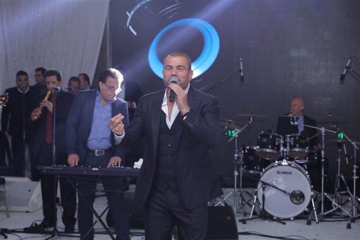 بالصور..عمرو دياب يحيي فرح الفائزين بمسابقة فودافون بالصور..عمرو دياب يحيي فرح الفائزين بمسابقة فودافون