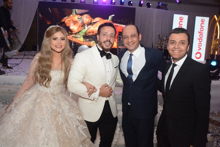بالصور..عمرو دياب يحيي فرح الفائزين بمسابقة فودافون بالصور..عمرو دياب يحيي فرح الفائزين بمسابقة فودافون