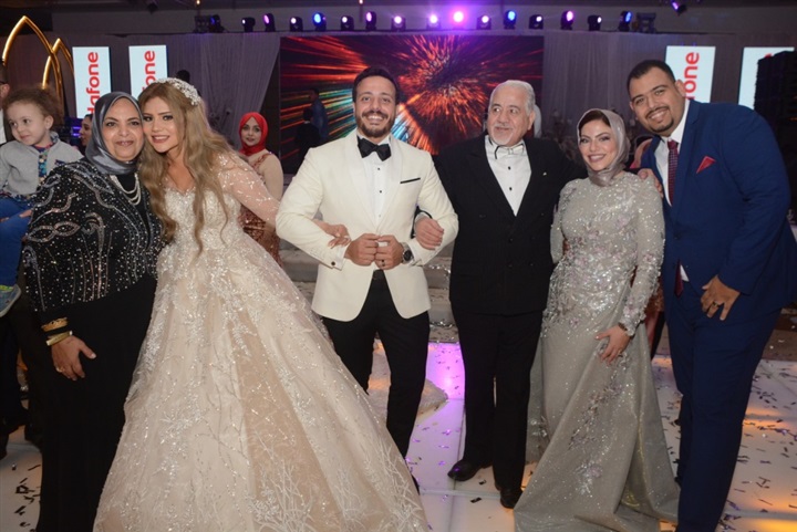 بالصور..عمرو دياب يحيي فرح الفائزين بمسابقة فودافون بالصور..عمرو دياب يحيي فرح الفائزين بمسابقة فودافون