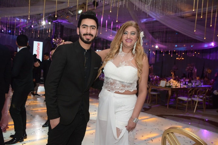 بالصور..عمرو دياب يحيي فرح الفائزين بمسابقة فودافون بالصور..عمرو دياب يحيي فرح الفائزين بمسابقة فودافون