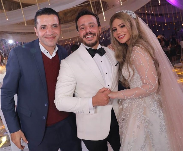 بالصور..عمرو دياب يحيي فرح الفائزين بمسابقة فودافون بالصور..عمرو دياب يحيي فرح الفائزين بمسابقة فودافون